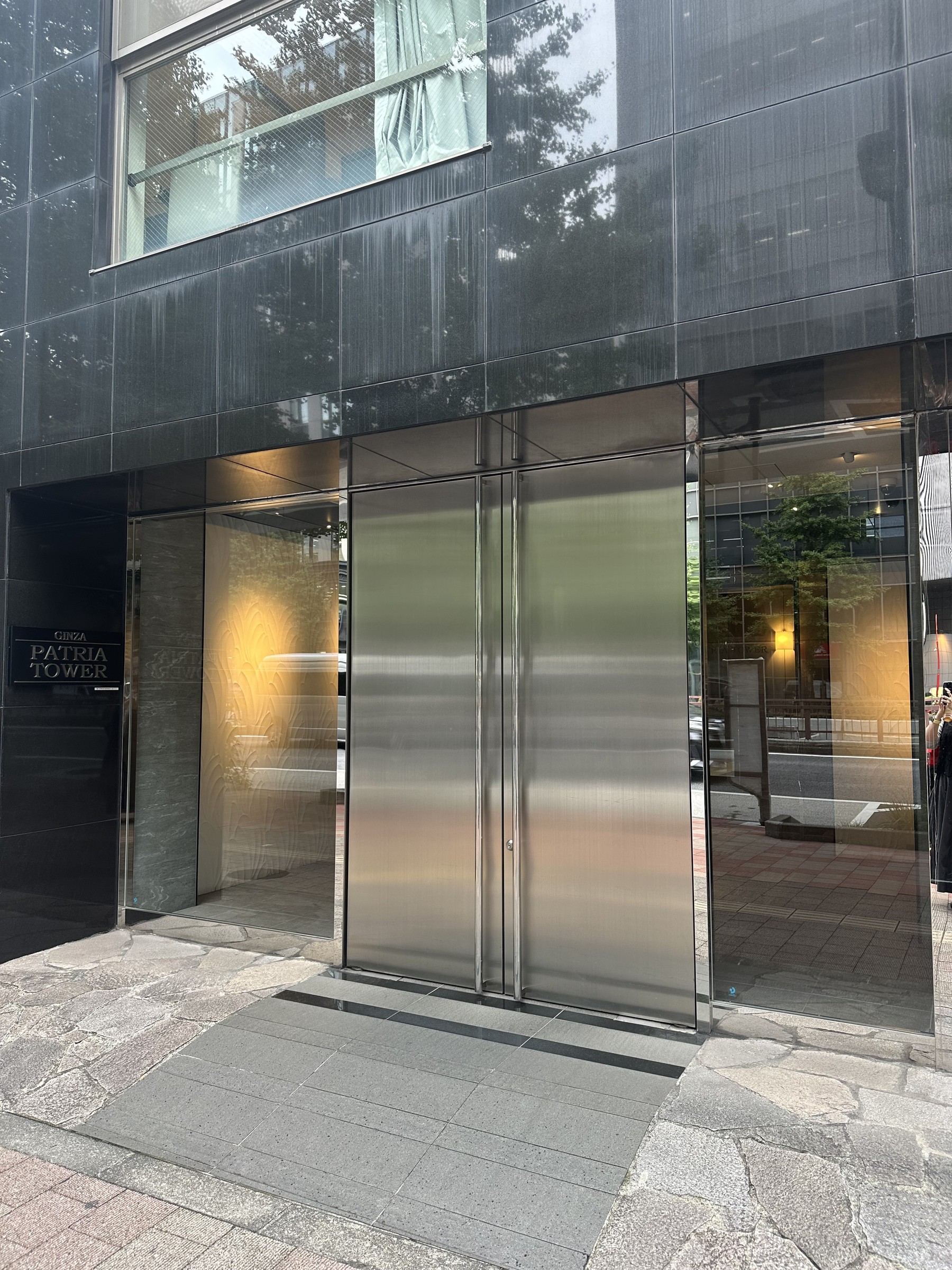 銀座パトリアタワー エントランスの自動ドア｜ルミエナ銀座